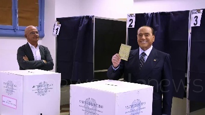 Scene from Elezioni, Berlusconi al voto a Milano insieme alla compagna Marta Fascina