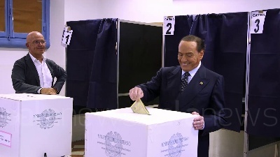 Scene from Elezioni, Berlusconi al voto a Milano insieme alla compagna Marta Fascina