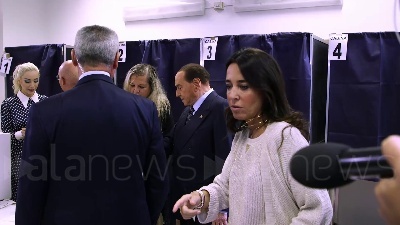 Scene from Elezioni, Berlusconi al voto a Milano insieme alla compagna Marta Fascina