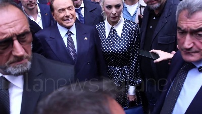 Scene from Elezioni, Berlusconi al voto a Milano insieme alla compagna Marta Fascina