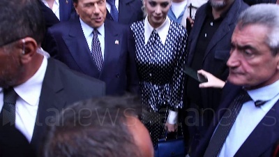 Scene from Elezioni, Berlusconi al voto a Milano insieme alla compagna Marta Fascina