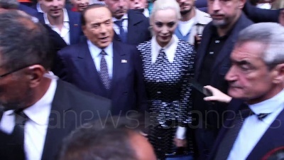 Scene from Elezioni, Berlusconi al voto a Milano insieme alla compagna Marta Fascina