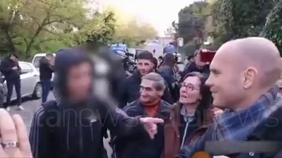 Scene from Simone, il 15enne che a Torre Maura ha sfidato Casapound