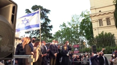 Scene from Israele, foto di gruppo sul palco per i leader politici