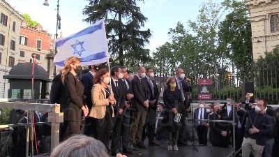 Scene from Israele, foto di gruppo sul palco per i leader politici