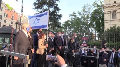 Scene from Israele, foto di gruppo sul palco per i leader politici