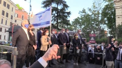 Scene from Israele, foto di gruppo sul palco per i leader politici
