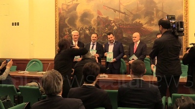 Scene from Salvini: "150 crisi aziendali lasciate da Di Maio prima di diventare tour operator"