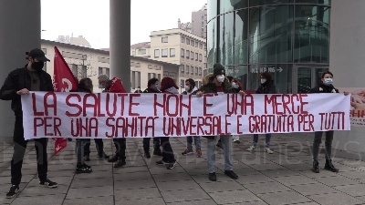 Scene from Covid, flash mob a Milano contro riforma sanitaria lombarda: "Va cancellata non modificata"