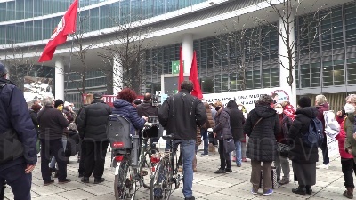 Scene from Covid, flash mob a Milano contro riforma sanitaria lombarda: "Va cancellata non modificata"