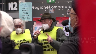 Scene from Covid, flash mob a Milano contro riforma sanitaria lombarda: "Va cancellata non modificata"