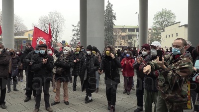 Scene from Covid, flash mob a Milano contro riforma sanitaria lombarda: "Va cancellata non modificata"