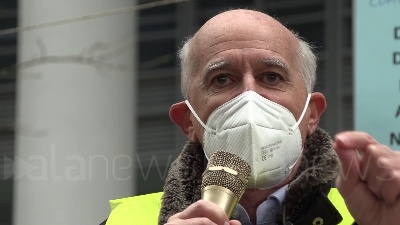 Scene from Covid, flash mob a Milano contro riforma sanitaria lombarda: "Va cancellata non modificata"