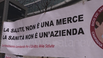 Scene from Covid, flash mob a Milano contro riforma sanitaria lombarda: "Va cancellata non modificata"