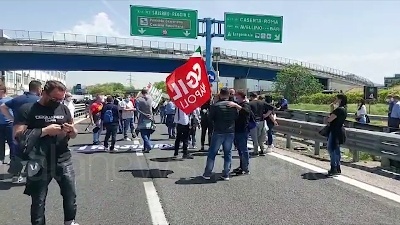 Scene from Whirlpool Napoli, lavoratori bloccano l'ingresso in autostrada: "Il governo ci ascolti"