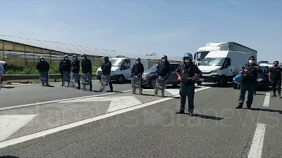 Scene from Whirlpool Napoli, lavoratori bloccano l'ingresso in autostrada: "Il governo ci ascolti"