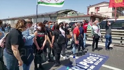 Scene from Whirlpool Napoli, lavoratori bloccano l'ingresso in autostrada: "Il governo ci ascolti"