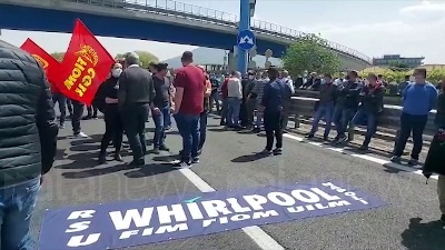 Scene from Whirlpool Napoli, lavoratori bloccano l'ingresso in autostrada: "Il governo ci ascolti"