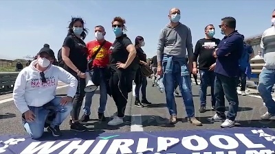 Scene from Whirlpool Napoli, lavoratori bloccano l'ingresso in autostrada: "Il governo ci ascolti"
