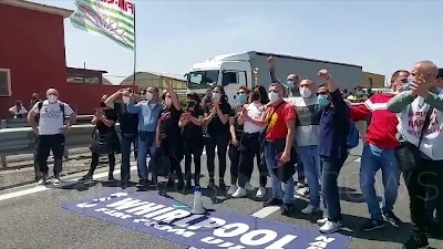 Scene from Whirlpool Napoli, lavoratori bloccano l'ingresso in autostrada: "Il governo ci ascolti"