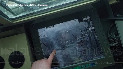 Scene from Ucraina, l'unità Azov distrugge un carro armato russo