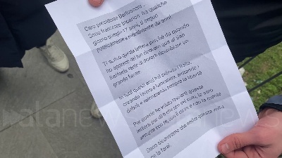 Scene from Berlusconi, fan 17enne gli porta una lettera al San Raffaele: "Non sei solo"