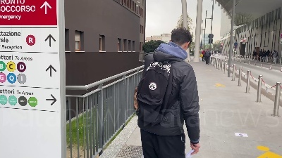 Scene from Berlusconi, fan 17enne gli porta una lettera al San Raffaele: "Non sei solo"