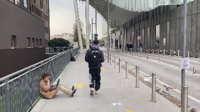 Scene from Berlusconi, fan 17enne gli porta una lettera al San Raffaele: "Non sei solo"