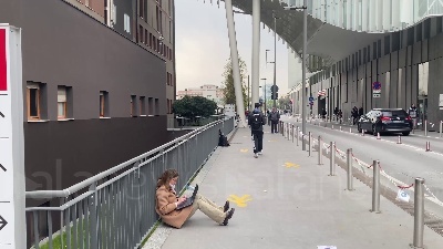 Scene from Berlusconi, fan 17enne gli porta una lettera al San Raffaele: "Non sei solo"