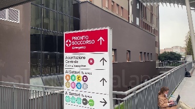 Scene from Berlusconi, fan 17enne gli porta una lettera al San Raffaele: "Non sei solo"