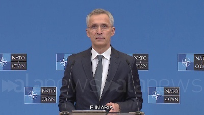 Scene from Ucraina, Stoltenberg: "Nato reagirà a qualunque attacco a un alleato"