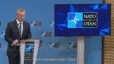 Scene from Ucraina, Stoltenberg: "Nato reagirà a qualunque attacco a un alleato"