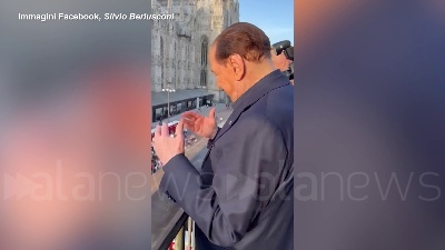 Scene from Milan, festa scudetto in piazza Duomo: Berlusconi acclamato dai tifosi rossoneri
