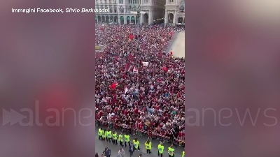 Scene from Milan, festa scudetto in piazza Duomo: Berlusconi acclamato dai tifosi rossoneri