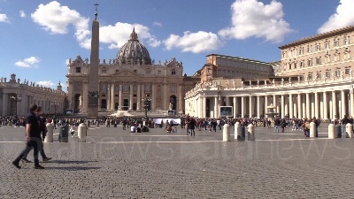 Scene from Coronavirus, Angelus in streaming: Papa si affaccia solo al termine