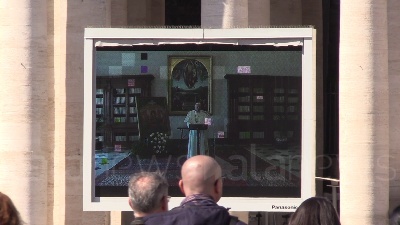 Scene from Coronavirus, Angelus in streaming: Papa si affaccia solo al termine