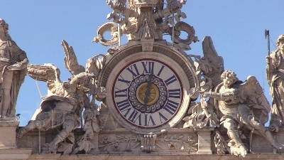 Scene from Coronavirus, Angelus in streaming: Papa si affaccia solo al termine