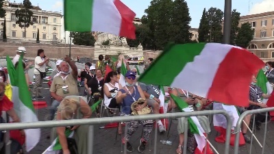 Scene from Tra bandiere tricolore e selfie: la kermesse centrodestra a Roma