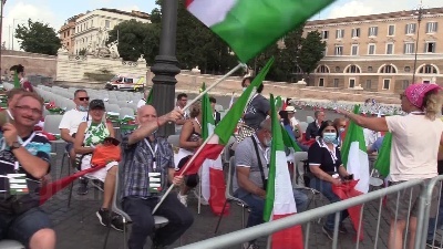 Scene from Tra bandiere tricolore e selfie: la kermesse centrodestra a Roma