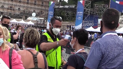 Scene from Tra bandiere tricolore e selfie: la kermesse centrodestra a Roma