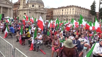Scene from Tra bandiere tricolore e selfie: la kermesse centrodestra a Roma