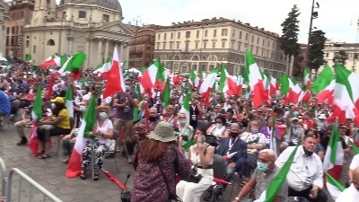 Scene from Tra bandiere tricolore e selfie: la kermesse centrodestra a Roma