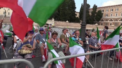 Scene from Tra bandiere tricolore e selfie: la kermesse centrodestra a Roma