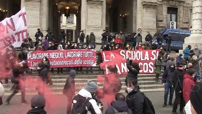Scene from Scuola, Miur blindato per la protesta degli studenti: "No alla propaganda della Azzolina"