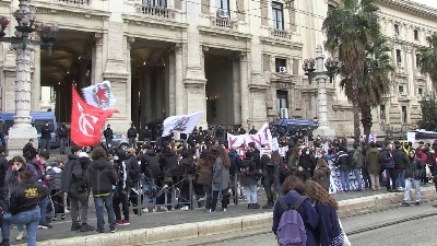 Scene from Scuola, Miur blindato per la protesta degli studenti: "No alla propaganda della Azzolina"