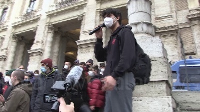 Scene from Scuola, Miur blindato per la protesta degli studenti: "No alla propaganda della Azzolina"