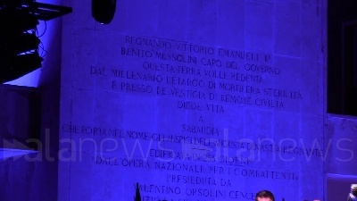 Scene from Salvini legge epigrafe fascista su torre: "Mi mettete nei guai"