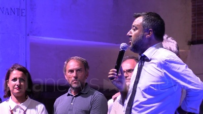 Scene from Salvini legge epigrafe fascista su torre: "Mi mettete nei guai"