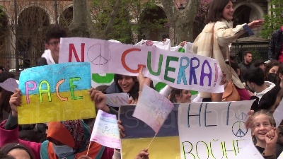 Scene from Ucraina, bambini e ragazzi in piazza a Roma contro la guerra