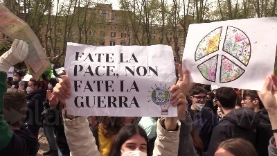 Scene from Ucraina, bambini e ragazzi in piazza a Roma contro la guerra